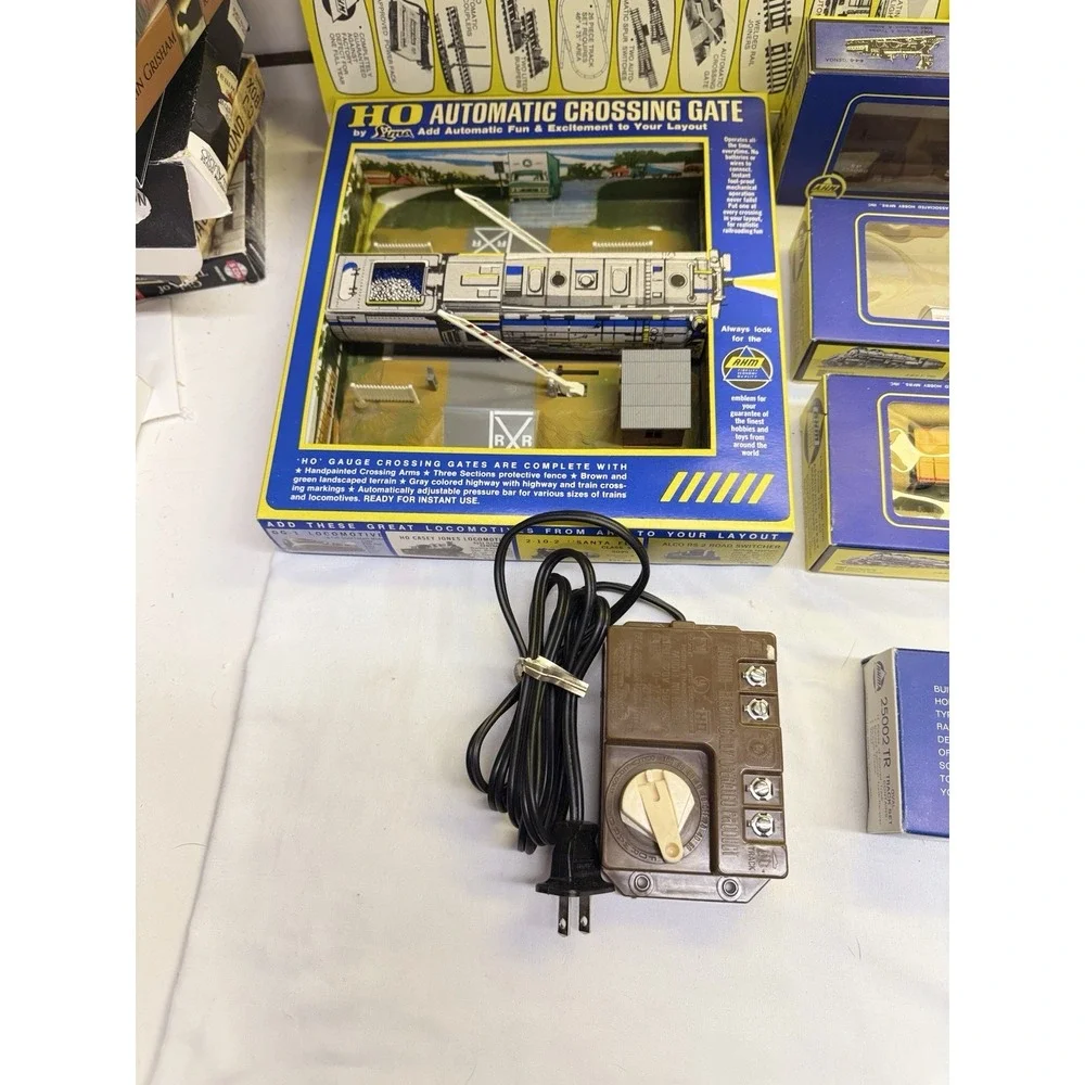 AHM HO Scale Electric Train Set Lot 5 Cars, 1 Locomotive, Crossing Gate And More